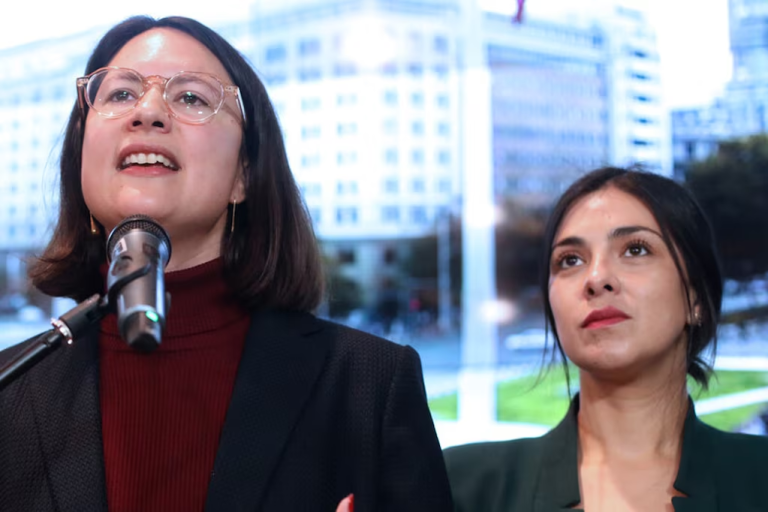 “Se me ocurrió una idea”: Filtran los chats entre Karol Cariola e Irací Hassler que estarían bajo la lupa de Fiscalía